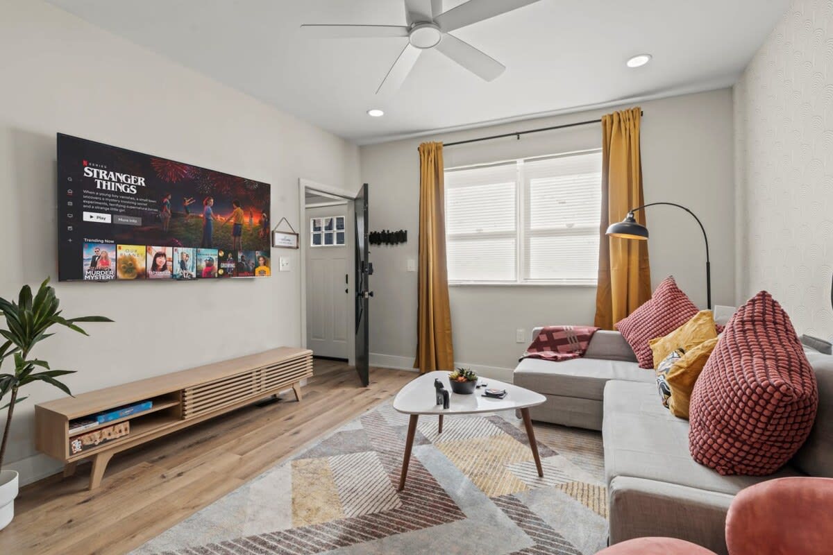 Big 1BR | 1 Block to Pat's / Geno's Cheese Steaks