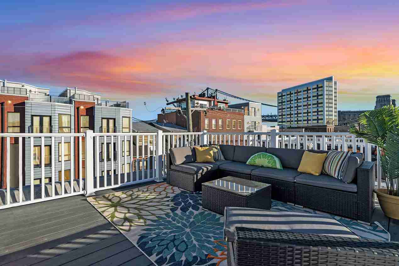 Prime Old City Condo: Free Parking + Skyline Views